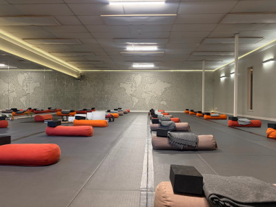 yogafusion's Prana Room fully lit during Workshop